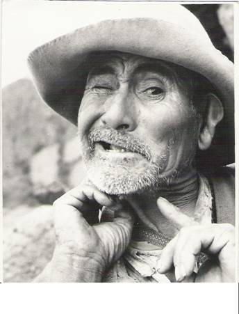 Tata Jacinto, aysiri de una comunidad de Raqaypampa (Rumi Corral) explicando c&oacute;mo el&nbsp;saqra wayra, ataca a las personas provoc&aacute;doles la enfermedad. 